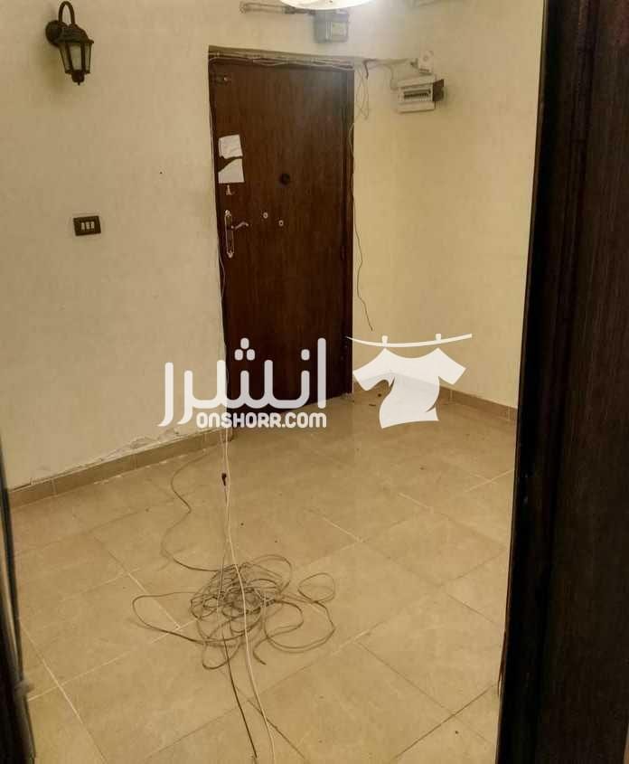 شقه في قلب ميامي خامس نمره من البحر و بتسيهلات الشقه بالدور الخامس عماره قديمه 7 أدوار فقط، في قلب ميامي خامس نمره من البحر خطوات مشي من البحر والمواصلات العامه ، علي شارع المستجد الرئيسي والبلكونه...