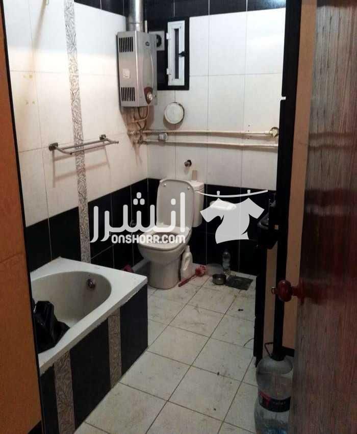 شقه في قلب ميامي خامس نمره من البحر و بتسيهلات الشقه بالدور الخامس عماره قديمه 7 أدوار فقط، في قلب ميامي خامس نمره من البحر خطوات مشي من البحر والمواصلات العامه ، علي شارع المستجد الرئيسي والبلكونه...