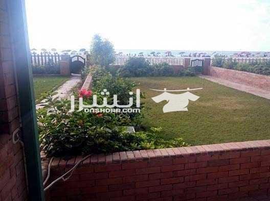 شقة عائلية ساحرة صف اول علي البحر بحديقة شقة بالطابق الارضى 150 مترمن غير مساحة الحديقة تشطيب سوبر لوكس , تطل علي ساحل البحر مباشرة بحوض الاراضى الغربية رقم 4 بمنطقة البيطاش (بيانكي) التابعة لقسم ال...