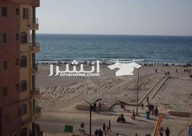 شقة 100 متر رابع نمرة للبحر مسجلة في شاطئ النخيل شقة 100 متر رابع نمرة للبحر مسجلة في شاطئ النخيل عبارة عن : 2 غرفه + حمام + ريسبشن + صاله توزيع للغرف + مطبخ امريكي + 2 فرندا المساحة 100 متر ﹕ حص...