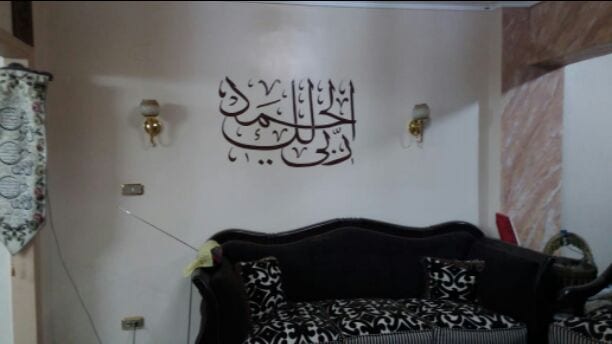 شقه 120 متر صافى مستويين تشطيب هاى سوبر لوكس عالمفتاح 2 غرفه نوم و ريسبشن 4 قطع وحمام ومطبخ الومينتال عموله و شبايبك الومينتال كاتم للصوت وسلالم العمارة كلها رخام و عالشارع واسع عرضه 15 متر و منطق...