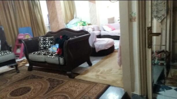 شقه 120 متر صافى مستويين تشطيب هاى سوبر لوكس عالمفتاح 2 غرفه نوم و ريسبشن 4 قطع وحمام ومطبخ الومينتال عموله و شبايبك الومينتال كاتم للصوت وسلالم العمارة كلها رخام و عالشارع واسع عرضه 15 متر و منطق...