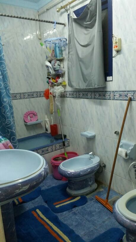 شقه 120 متر صافى مستويين تشطيب هاى سوبر لوكس عالمفتاح 2 غرفه نوم و ريسبشن 4 قطع وحمام ومطبخ الومينتال عموله و شبايبك الومينتال كاتم للصوت وسلالم العمارة كلها رخام و عالشارع واسع عرضه 15 متر و منطق...