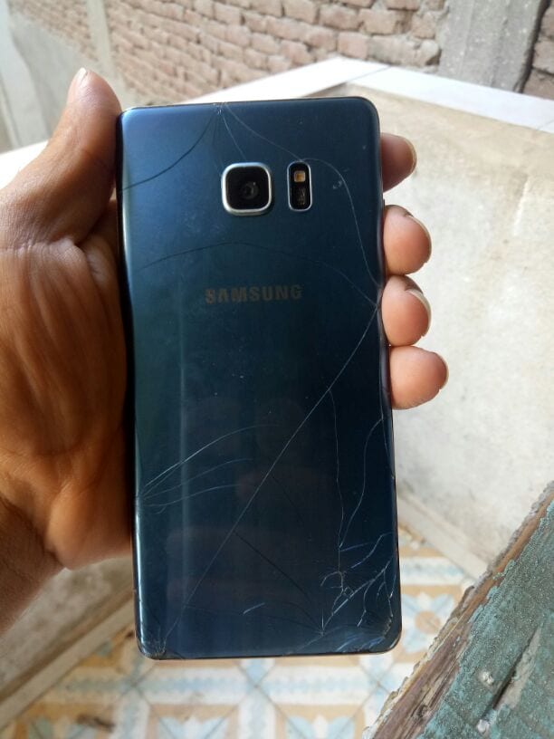 Samsung note 7اصلي الجهاز64جيجا
رمات4جيجا
بصمة قرانيةالعين
الجهاز شغال كل حاجة ماعدا الاتصال شغال واي فأي وتصوير وفيديوهات جودة عالية 4k الجهاز فى شرخ في الباغة اعلي الشاشة مش ماثرة علي شيأ وفي كس...