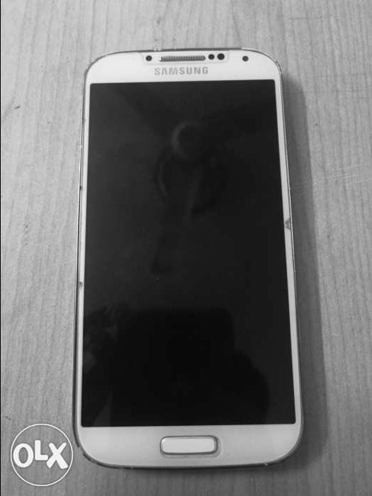 استعمال خفيف جدا.. الكسر في الاسكرينه..الموبيل مش مفتوح.. الشاحن الاصلي..الموبيل ما تغيرش فيه حاجه 3G... 16GB.. الموبايل من السعوديه.. الموبيل نظيف وسليم جدا.. مفيهوش عيوب من الاخر