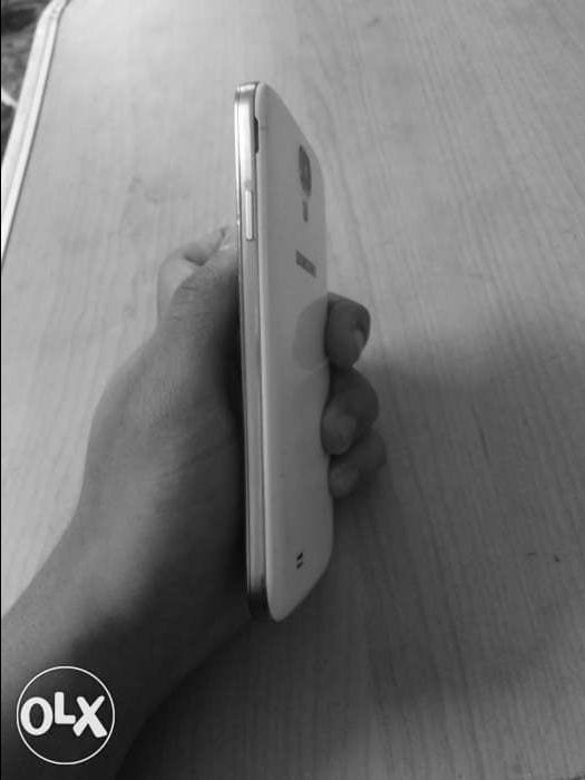 استعمال خفيف جدا.. الكسر في الاسكرينه..الموبيل مش مفتوح.. الشاحن الاصلي..الموبيل ما تغيرش فيه حاجه 3G... 16GB.. الموبايل من السعوديه.. الموبيل نظيف وسليم جدا.. مفيهوش عيوب من الاخر