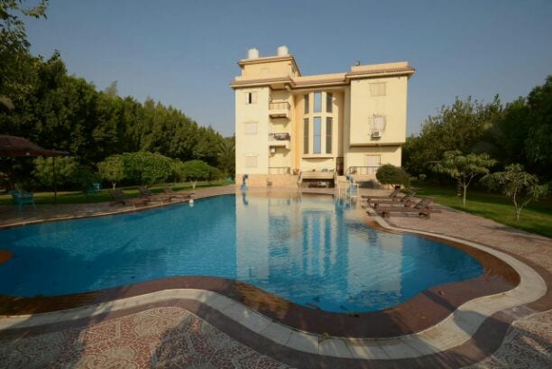 للبيع عزبة مساحتها 34 فدان بها قصرين كبار و3 حمامات سباحه وجنينه كبيره جدا مزروع فيها كل انواع الفاكهه والخضار واسبا كبير يوجد فيه كل ما تحتاجه للرياضه سونا وجاكوزي كبير
وفيلا سكن خاص للخدم
للبيع ب...