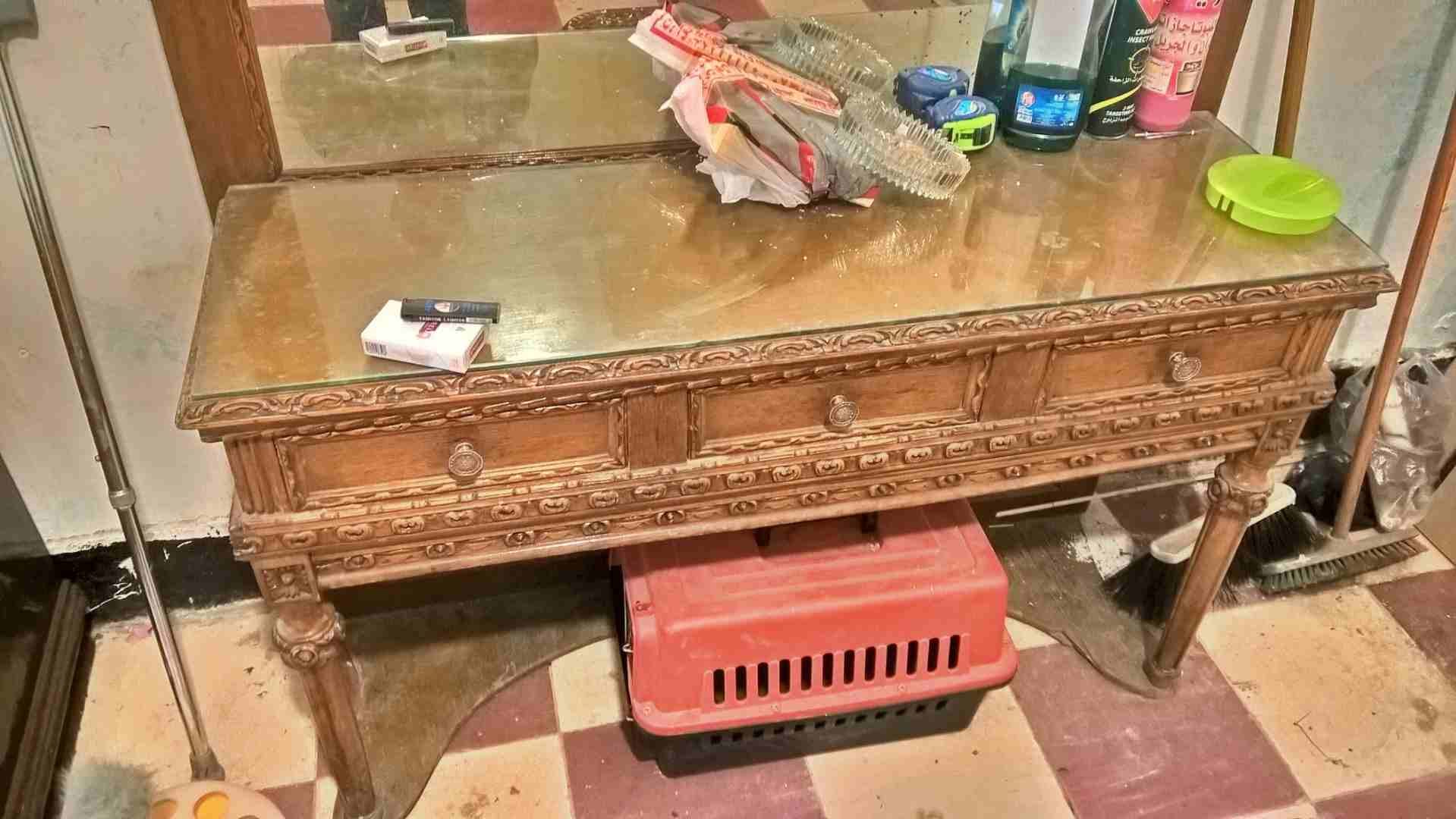 تسريحة بمراية ضخمة بحالة ممتازة .
لا تنسَ أنك شاهدت هذا الإعلان في عنكبوت
خشب زان أحمر ، حالتها ك...