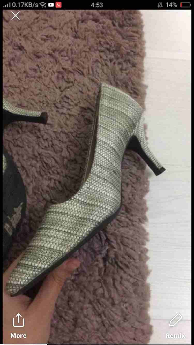 amazing shoes
لا تنسَ أنك شاهدت هذا الإعلان في عنكبوت
Silver one size 38 new
Beige size 39...