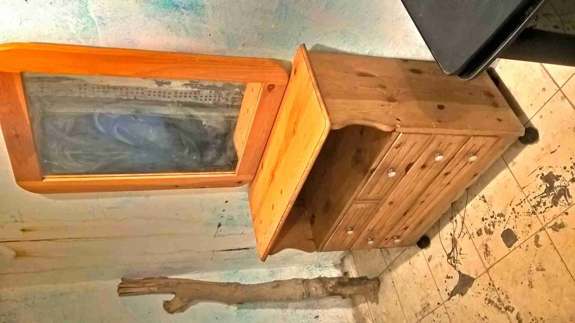 تسريحة كالجديدة .
لا تنسَ أنك شاهدت هذا الإعلان في عنكبوت
4 أدراج ، 2 زجاج على السطح ، مراية...