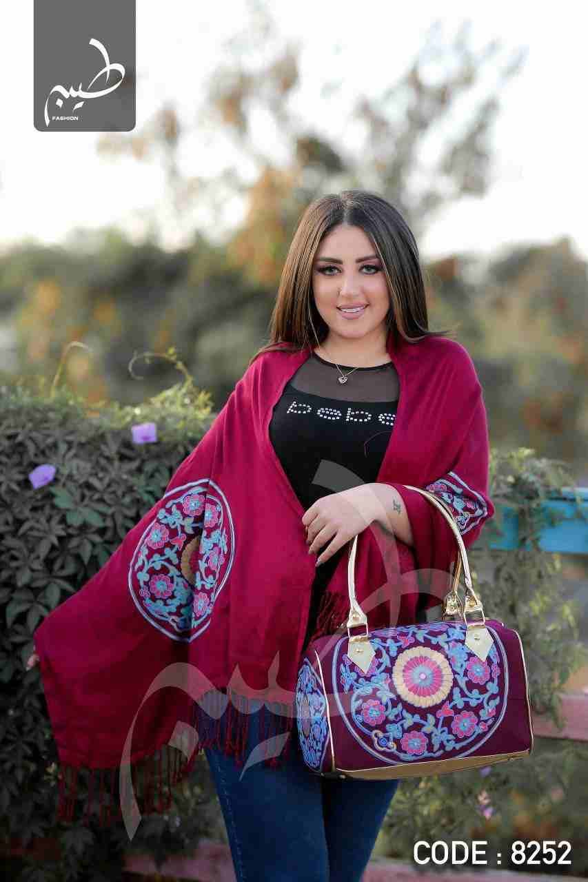 طقم شنطة وشال
لا تنسَ أنك شاهدت هذا الإعلان في عنكبوت
ورجعنالكم تااااااني
باجمل الاشكال الشنطه و...