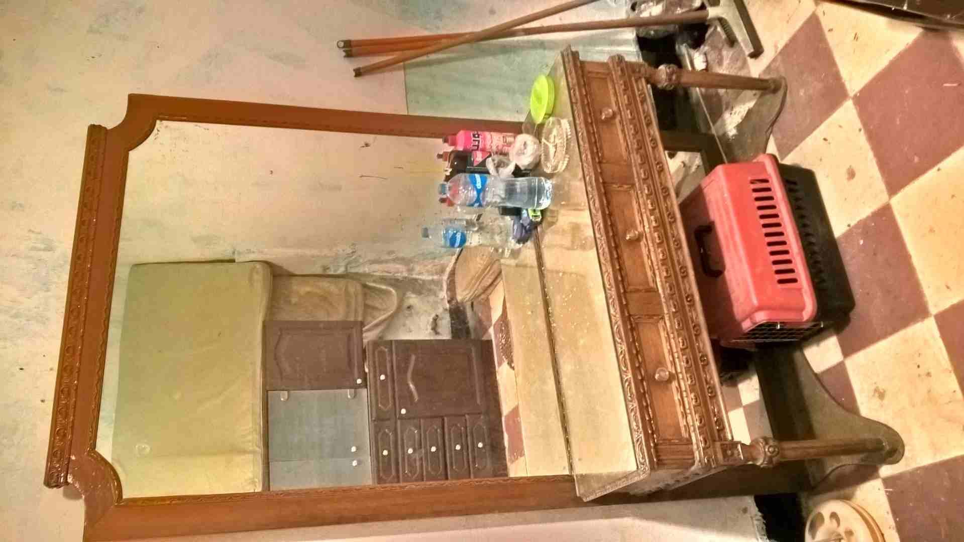 تسريحة بمراية ضخمة بحالة ممتازة .
لا تنسَ أنك شاهدت هذا الإعلان في عنكبوت
خشب زان أحمر ، حالتها ك...