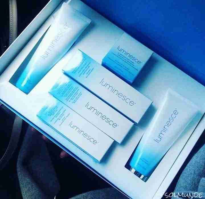 ومينس منظف البشرة لاستعادة شباب LUMINESCE YOUTH RESTORING CLEANSER
لا تنسَ أنك شاهدت هذا الإعلان في عنكبوت...