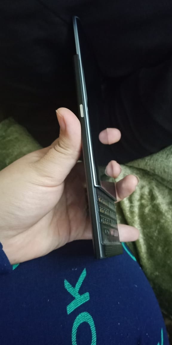 موبايل بلاك بيري بريف
لا تنسَ أنك شاهدت هذا الإعلان في عنكبوت
الموبايل معاه الكرتونه الشاحن ا...