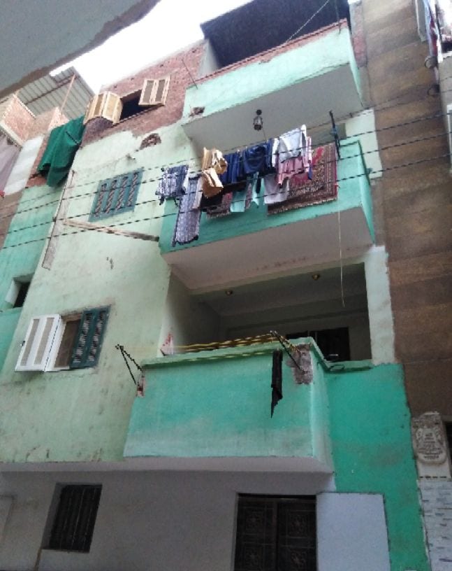 منزل للبيع 120 متر مكون من اربعة طوابق ثالث نمرة من الشارع الرئيسي
الدور الارضي : 3 غرف و صالة و مطبخ و حمام ومسقط أو منور و يوجد غرفة منفصلة عن الشقة مدخلها من الشارع للتخزين او ممكن تبقي محل
الدور ا...