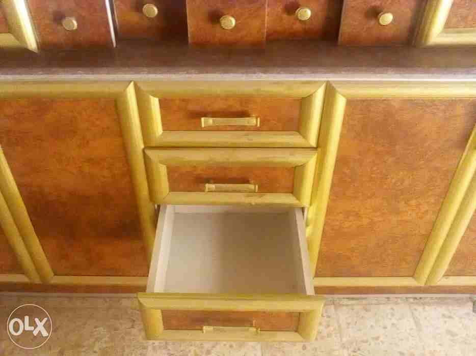 مطابخ حديثة (مصنعة من الكونتر ملامين والألوميتال والكلاريك)
لا تنسَ أنك شاهدت هذا الإعلان في عنكبوت...