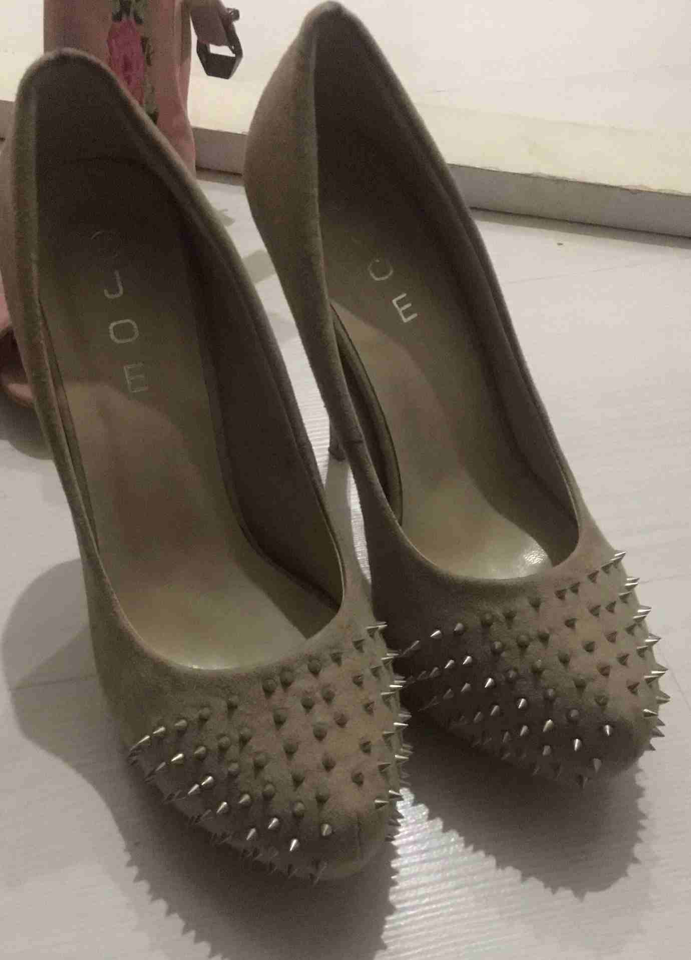 amazing shoes
لا تنسَ أنك شاهدت هذا الإعلان في عنكبوت
Silver one size 38 new
Beige size 39...