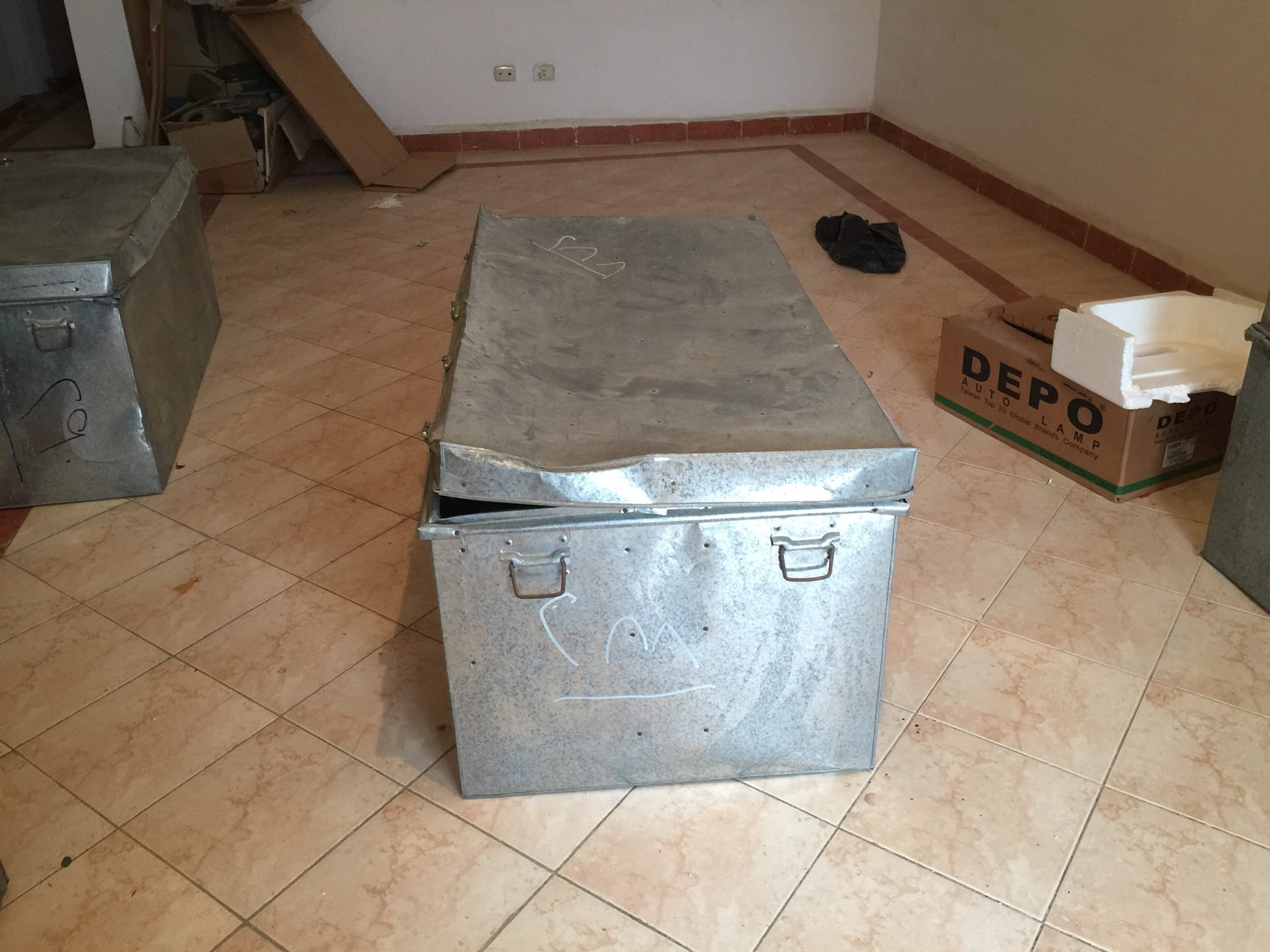 صناديق صاج مجلفن وارد الخارج مقاس طول 120 سم في 67 عرض في 50 سم عمق. السعر المذكور للصندوق الواحد
لا تنسَ أنك شاهدت هذا الإعلان في عنكبوت...