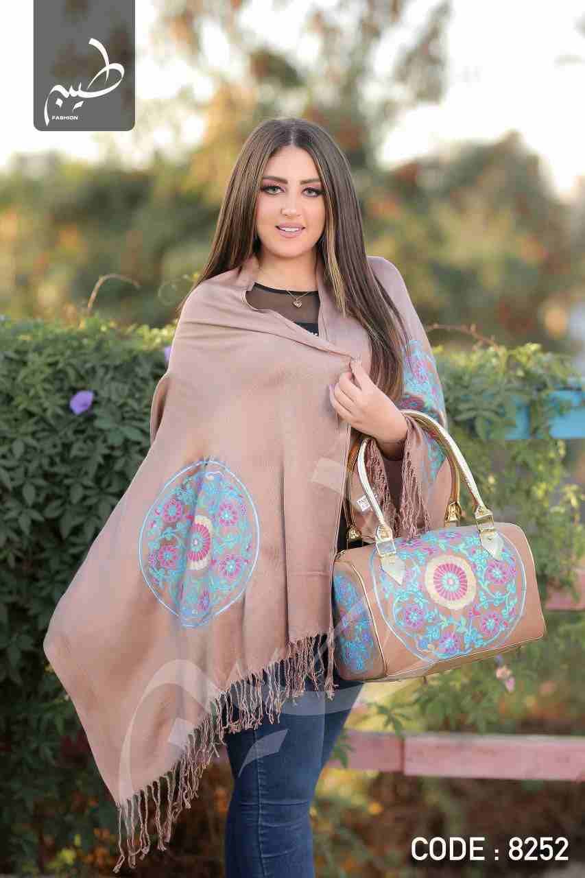طقم شنطة وشال
لا تنسَ أنك شاهدت هذا الإعلان في عنكبوت
ورجعنالكم تااااااني
باجمل الاشكال الشنطه و...