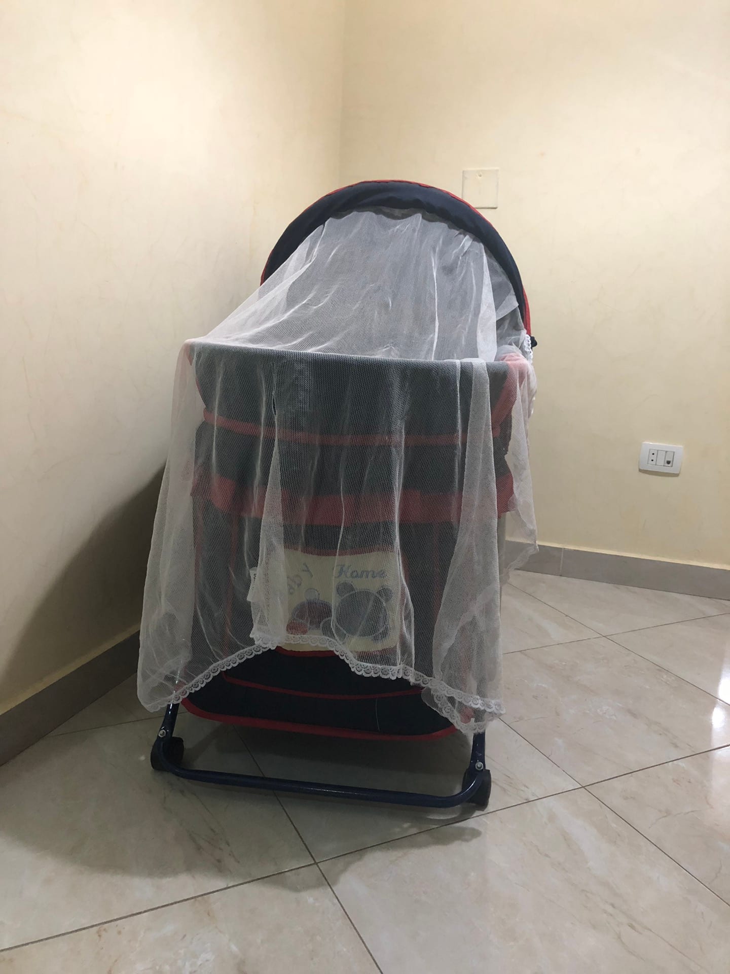سرير اطفال كحلي واحمر
لا تنسَ أنك شاهدت هذا الإعلان في عنكبوت
سرير اطفال تقريباً جديد.
استخد...