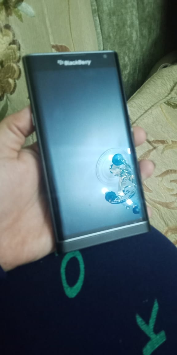 موبايل بلاك بيري بريف
لا تنسَ أنك شاهدت هذا الإعلان في عنكبوت
الموبايل معاه الكرتونه الشاحن ا...