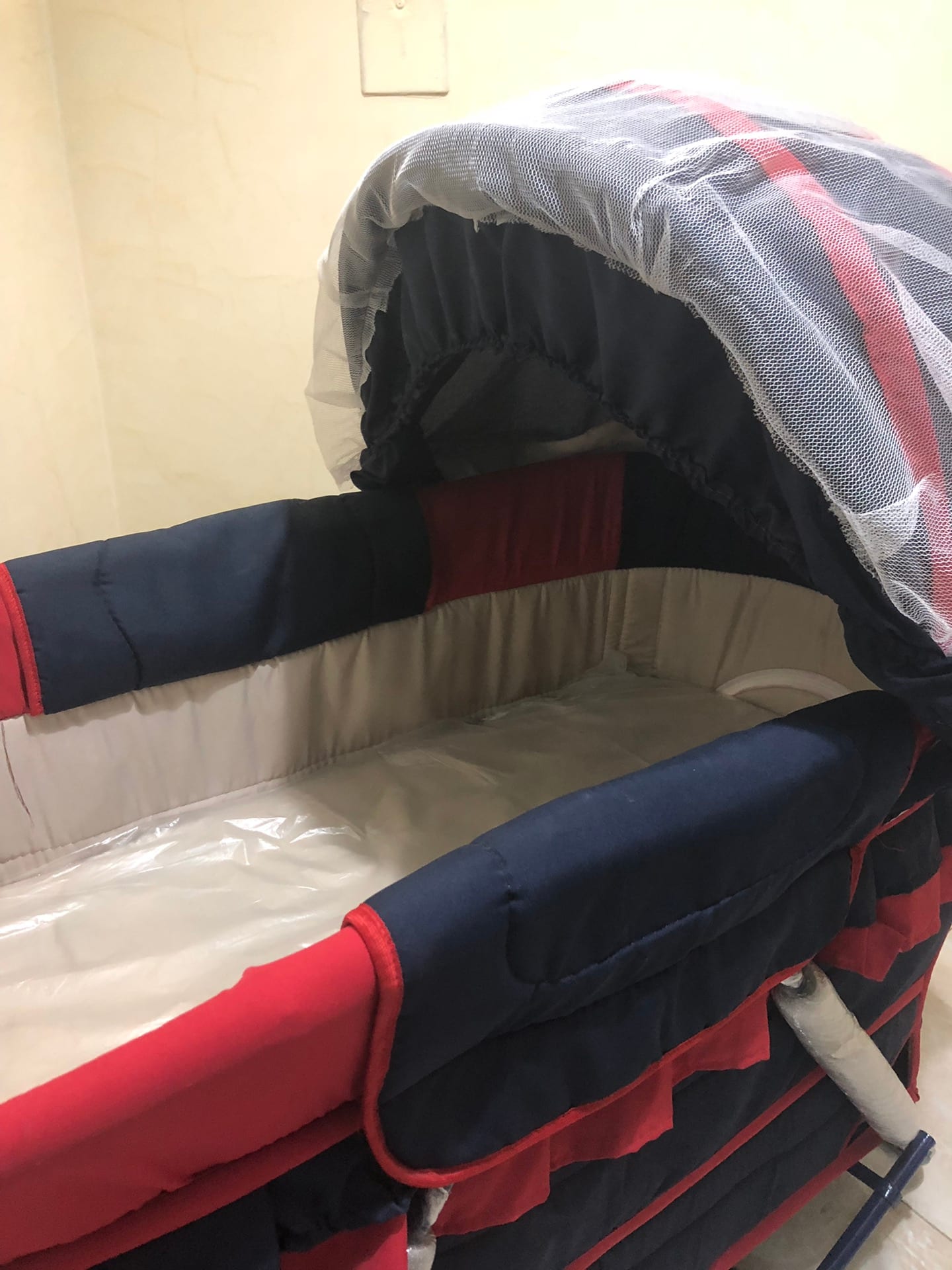 سرير اطفال كحلي واحمر
لا تنسَ أنك شاهدت هذا الإعلان في عنكبوت
سرير اطفال تقريباً جديد.
استخد...