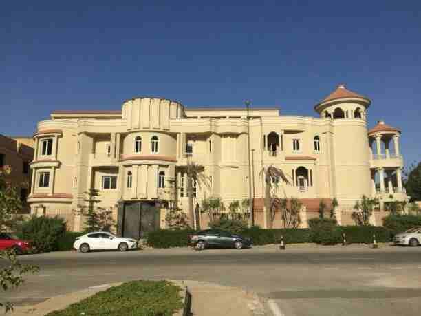 قصر بالمشتل رقم ٦٦ التجمع الخامس منطقة القصور أمام القطاميه هايتس
الارض ١٠٠٠م المبانى ٣٠٠٠م خمسة ادوار عباره عن
٢ فيلا دوبلكس كل فيلا ٥٥٠م
٤ شقق كل شقه ٢٧٥م
١ شقة ٥٥٠م
يتم تسليم القصر متشطب بالكامل يو...