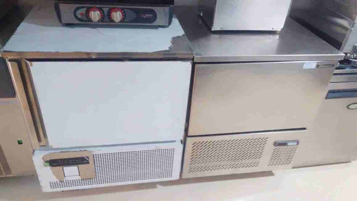 تجهيزات مطاعم / معدات مطاعم وارد ايطاليا بحاله ممتازه جدا كما موضح بالصور والمعاينه خير دليل بضمان
