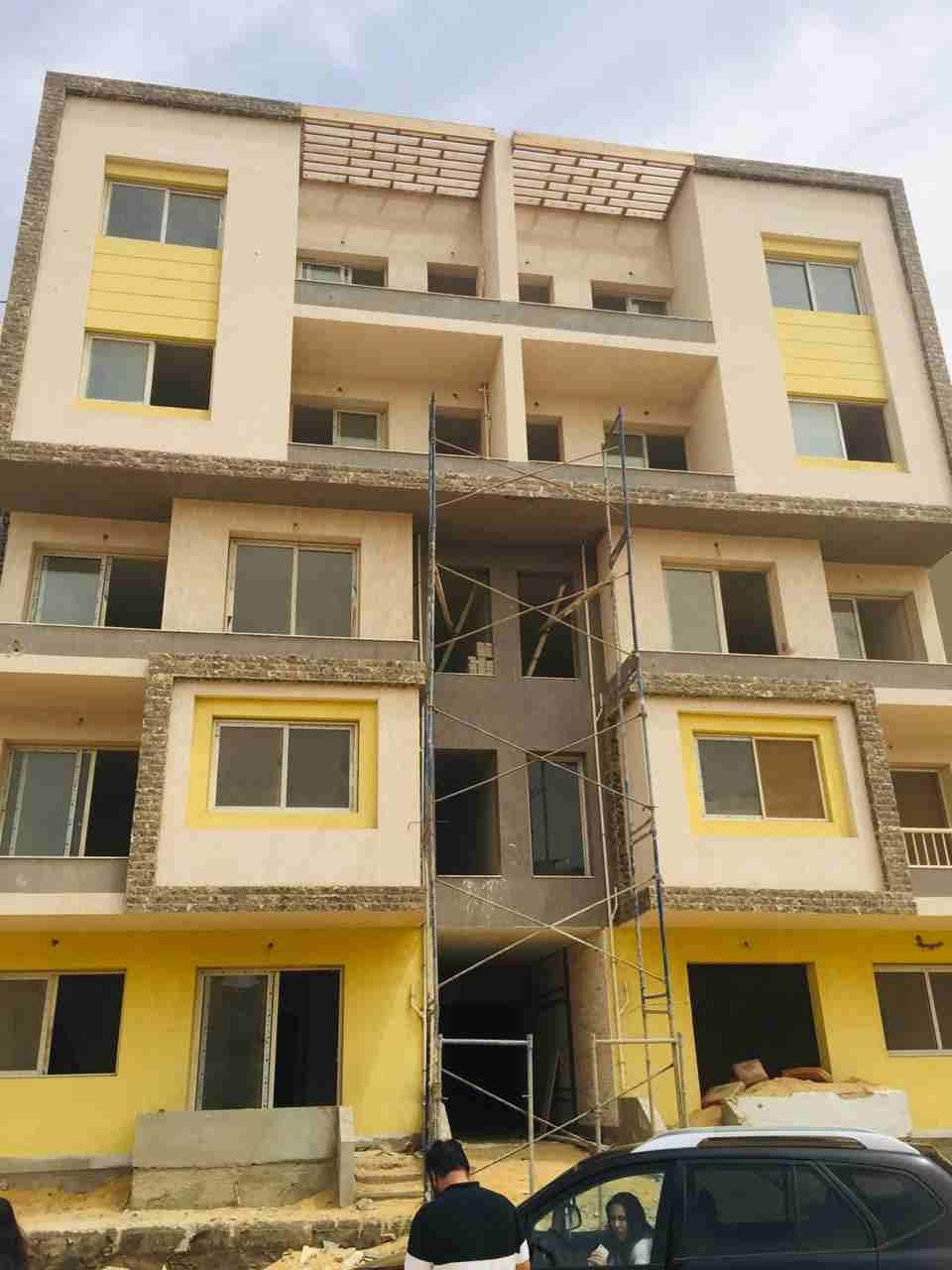 شقة دبولكس للبيع بالقاهرة الجديدة في كمباوند الرياض بحي القرنفل.
الشقة مقسمة الي (غرفة نوم رئيسية بحمام خاص وغرفة ملابس - غرفتين - غرفة معيشة - 2 حمام - تراس - صالون وطعام - غرفة مربية بحمام - مطبخ) م...