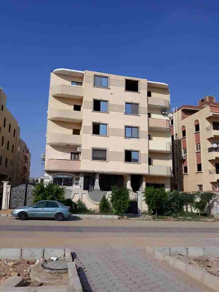 ** بالمنطقه الاولى عمارات**
شقه 165 م اماميه بحريه بالدور التالت بعد الارضى عباره عن :
( 3غرف + 2 حمام + ريسيبشن + مطبخ + تراس )
موقع مميز وقريبه من طريق الحريه ومركز المدينة
ونادى الشروق ونادى جري...
