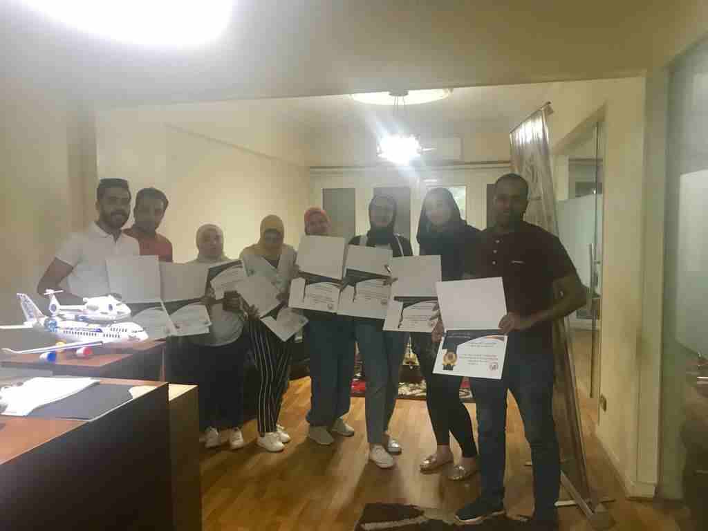 كورس اماديوس مدته اسبوع يوميا 4 ساعات في اليوم فيه معاد من 10 ل 2 وفي معاد من 5 ل 9 والكورس عليه خصم سعره 800 بدلا من 3500 شامل المادة العلمية والمادة النظرية وملف فيه اكواد المطارات والمدن والامتحان...
