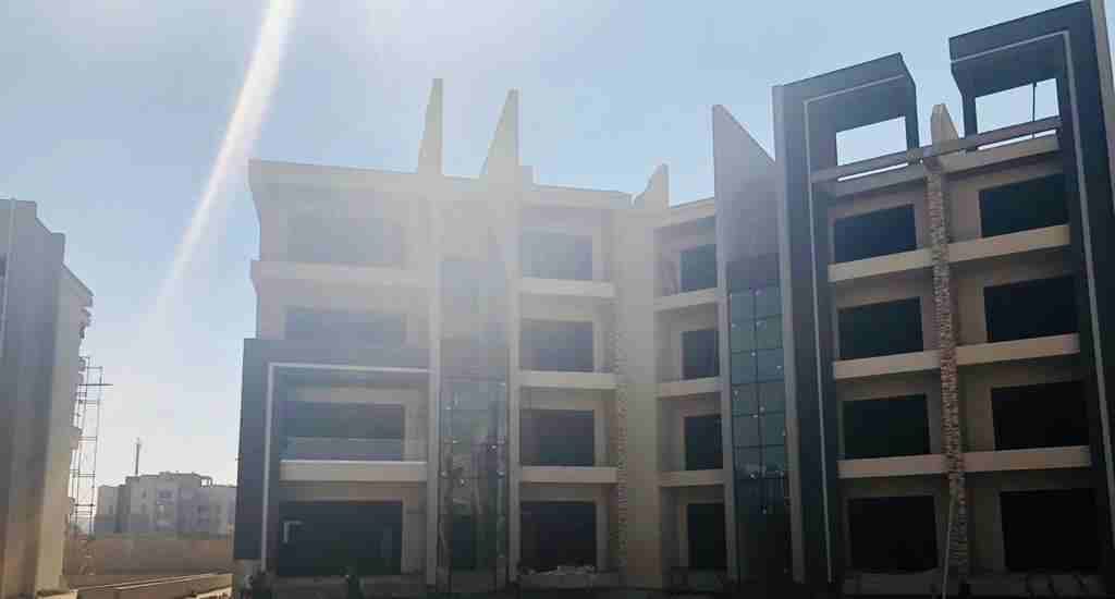 اشتري شقة دور متكرر في كمباوند Midtown New Cairo في التجمع الخامس باطلالة مميزة لاول حديقة نباتي في مصر و امام بحيرات الصناعية .
العمارة دور ارضي + 3 ادوار متكرر
يقع الكمبوند على بعد 14 كم من كايرو ف...