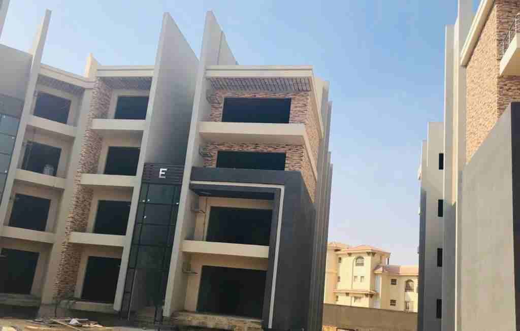 امتلك شقة دور ارضي مساحة 175 متر بحديقة خاصة 70 متر في كمباوند Midtown New Cairo في القاهرة الجديدة.
الشقة مقسمة الى:
3 غرف نوم
3 حمامات
مطبخ
غرفة ملابس
3 غرف استقبال.
الشقة استلام فوري بميزة د...