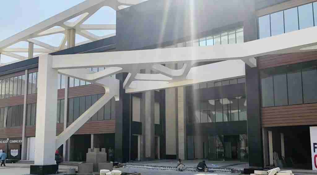 شقة للبيع 250 متر مكونة من 3 غرف نوم و3 غرف استقبال وغرفة معيشة وغرفة طعام وغرفة خادمة وحمام وغرفة ملابس في التجمع الخامس فى كمباوند Midtown New Cairo.
الكمباوند يتميز بوجود أول حديقة نباتية فريدة م...