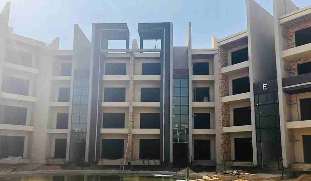 امتلك شقة دور ارضي مساحة 175 متر بحديقة خاصة 70 متر في كمباوند Midtown New Cairo في القاهرة الجديدة.
الشقة مقسمة الى:
3 غرف نوم
3 حمامات
مطبخ
غرفة ملابس
3 غرف استقبال.
الشقة استلام فوري بميزة د...