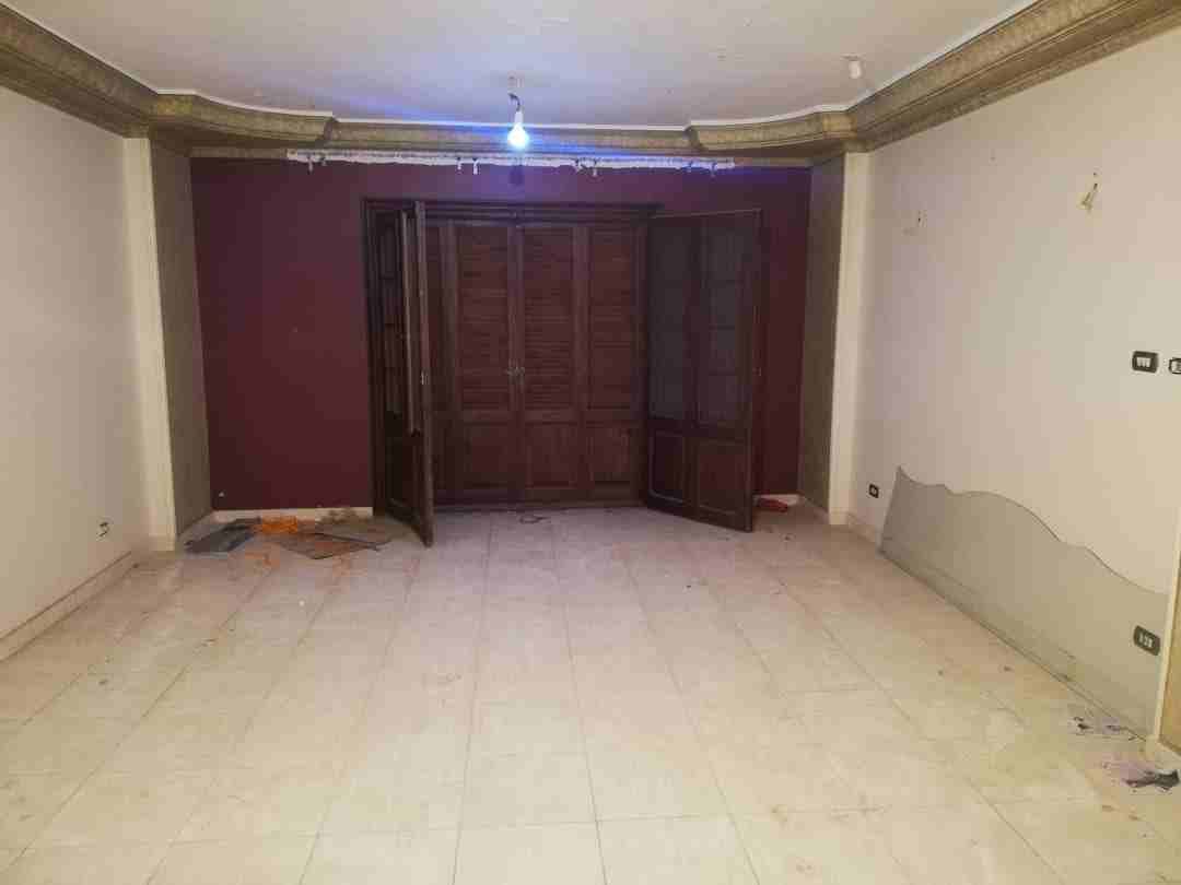 على بعد دقائق مشي من مول سان ستيفانوا - الإسكندرية
بمنطقة جناكليس- متفرع شارع مرتضى باشا
شقة 150 مترمربع - الدور العاشر- مصعد
مباني 2007- 3غرف (2مقفولين أرضيات خشب) واخرى مفتوحة.
2 حمام (ايدال استا...