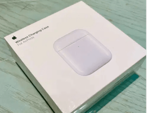 Apple MR8U2 Wireless Charging Case for AirPods- White
علبه شحن الاير بودز الاصليه بدون سماعات
- NEW SEALED
- With the Wireless Charging Case, charging is as simple as placing your air pods in the case...
