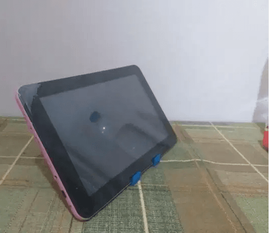 تابلت من النوع hot pad عملى جدا
يوجد فتحه وقراءةللميمورى
وفتحه وقراءة الفلاشات ..
معاه الكابل USB بتاعه ومعاه الشاحن + الجراب بتاعه + قاعدة الجهاز
حالته ممتازه جدا ..