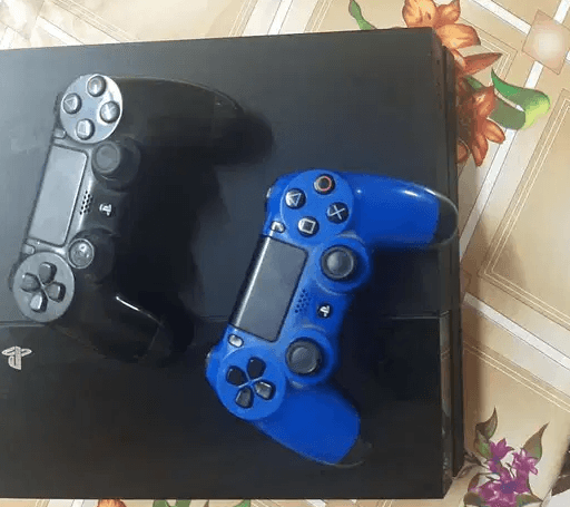 Ps4 فات بالدراعين و٤ اسطوانات
استعمال نضيف جدا معه دراعين و الوصلات و٤ اسطوانات مش مفتوح ولا في اي صيانه
