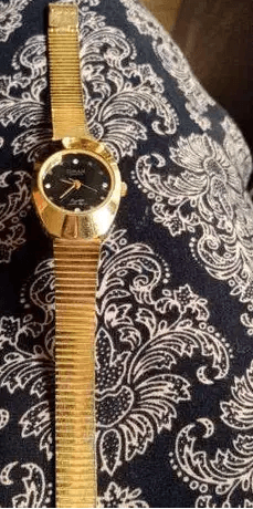 ساعة omax حريمي سويسرية بوجه بيضاوي استعمال راقي
بطارية
مينا مستديرة باللون الأسود
هيكل وسوار من الفولاذ
طلاء ذهب