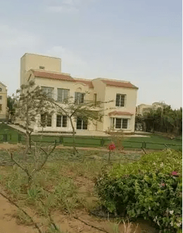 فيلا للبيع فيو الجولف في مدينتي نموذج U موقع ممتاز تشطيب خاص
