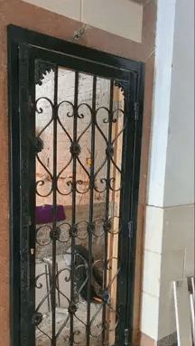 باب حديد وباب خشب لم يستخدموا للبيع