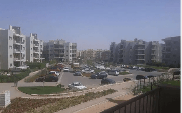 شقة ارضى للايجار بالشيخ زايد كمبوند ذاادرس فاضية