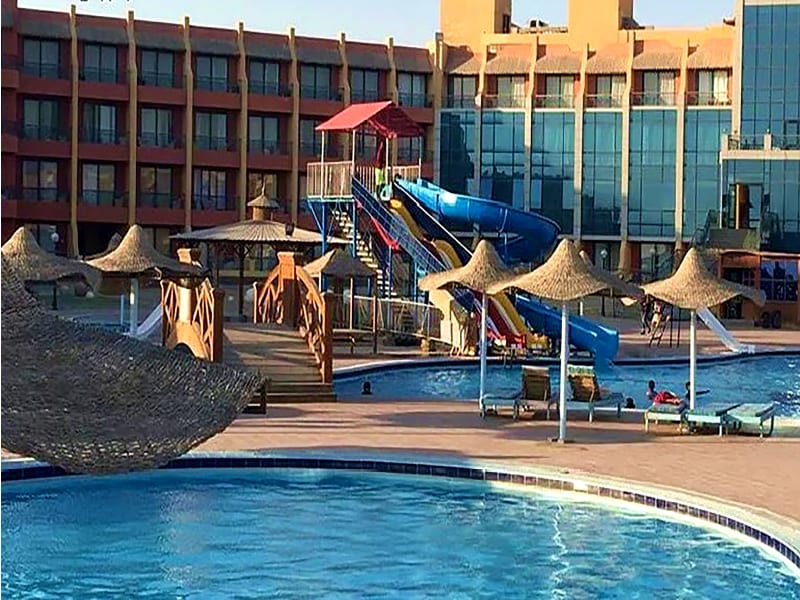 استمتع بالبحر و الصيد طول السنة فى فيلا بسعر شاليه فى لاسيرينا باى راس سدر و استمتع بالشواء و الحفلات و اجواء المصيف مع العيلة عيش على البحر طول السنة و حواليك كل الخدمات اللى ممكن تحتاجها و تتمناها